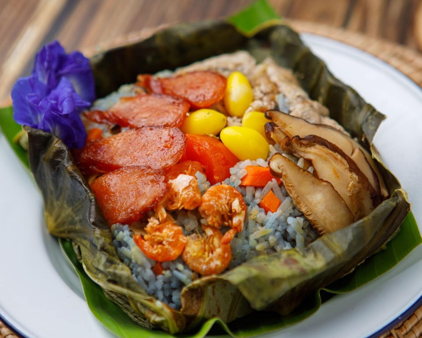 ข้าวดอกอัญชัญห่อใบบัว