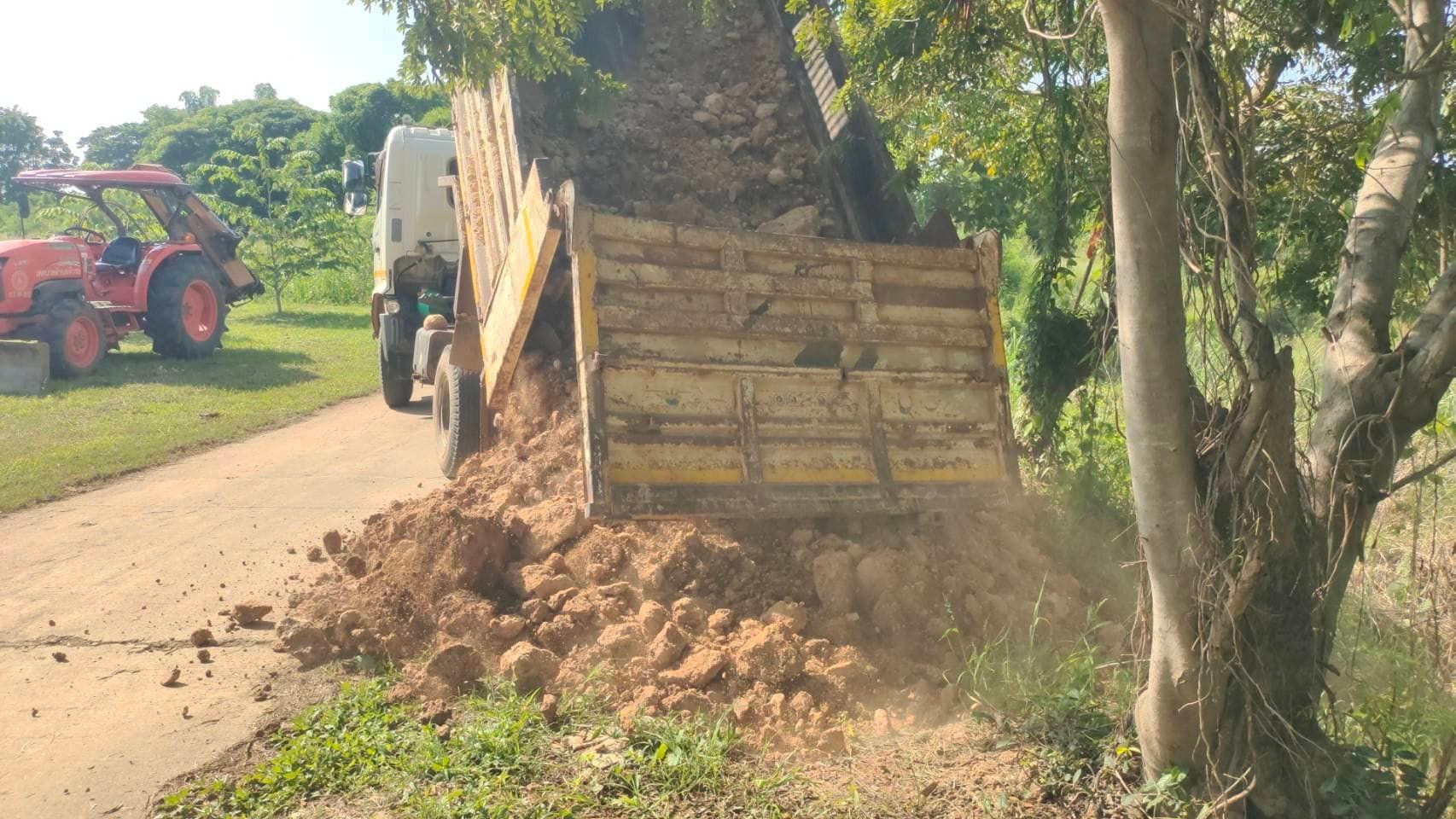 นำดินไปลงในพื้นทางคอนกรีตที่ทรุด เพื่อแก้ไขการทรุดตัวของถนน